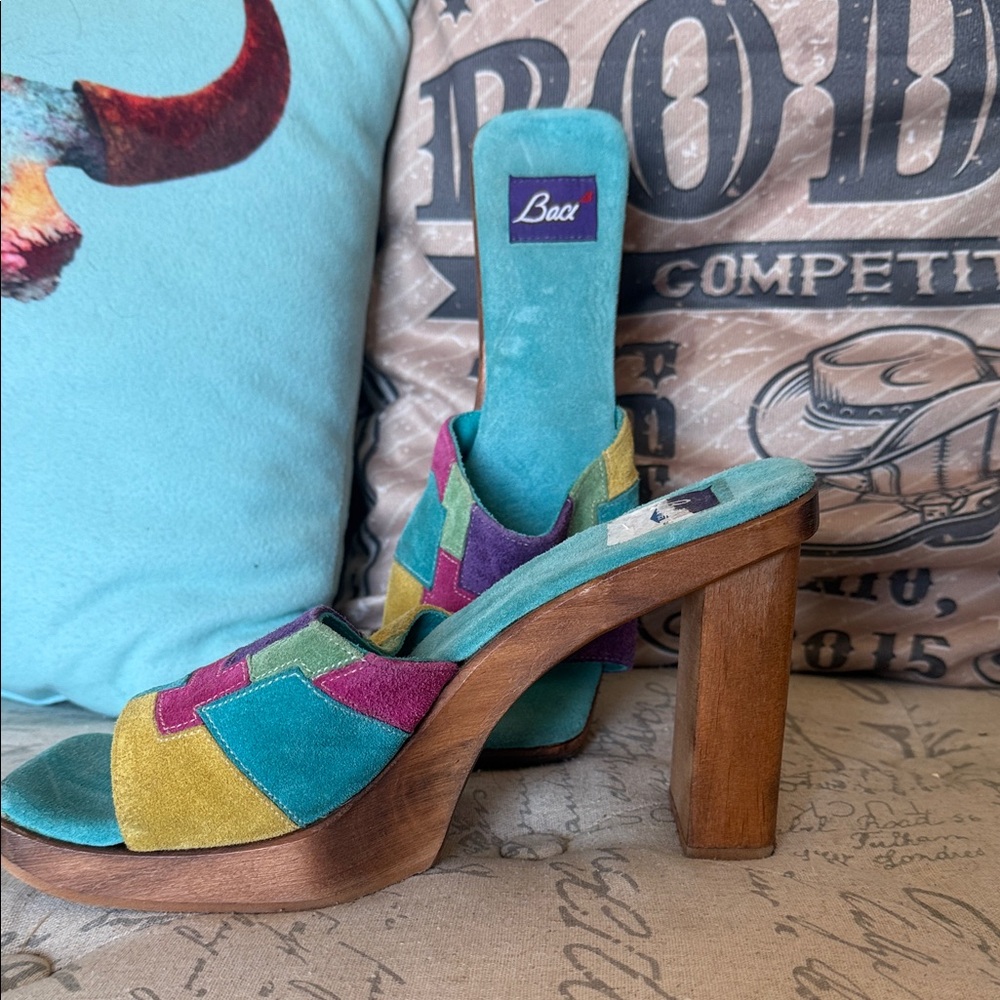 Women's Multicolor Heeled Sandals
Size 40
5” heal
Classic